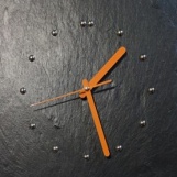 Nástenné hodiny z bridlice